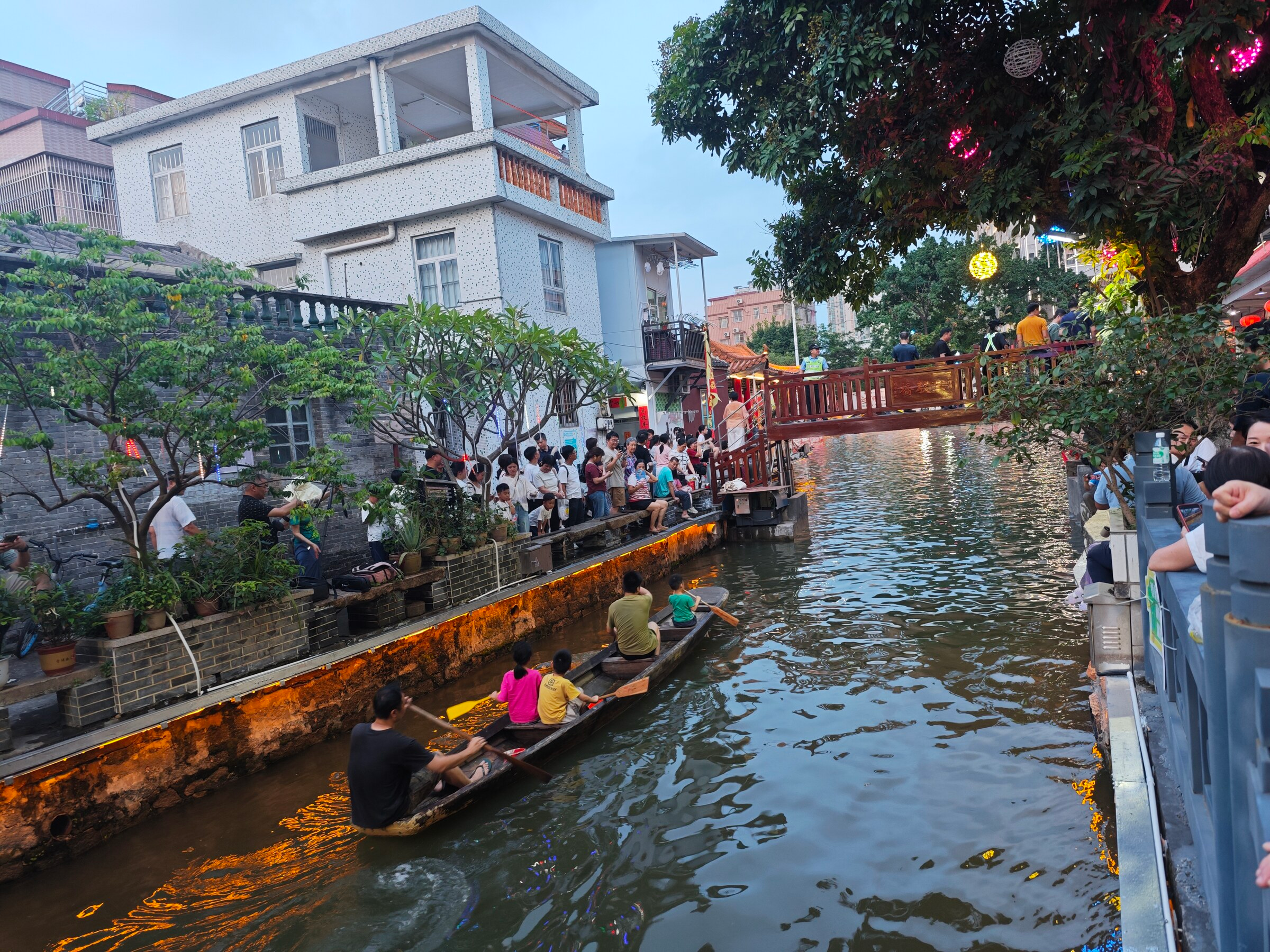Crowds along the water at Diejiao dragon boat race